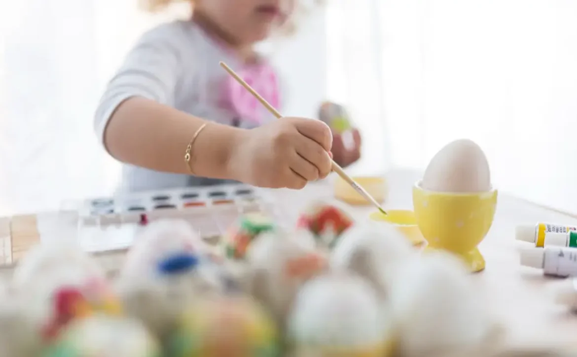 Farbanje jaja sa decom više od tradicije – trenutak koji se pamti