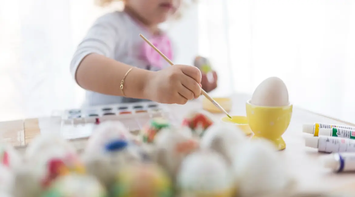 Farbanje jaja sa decom više od tradicije – trenutak koji se pamti